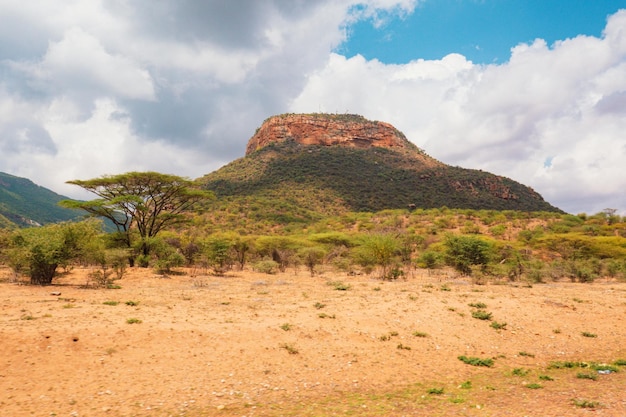 Foto vista panorámica de las montañas ndoto contra el cielo en el distrito de ngurunit condado de marsabit kenya