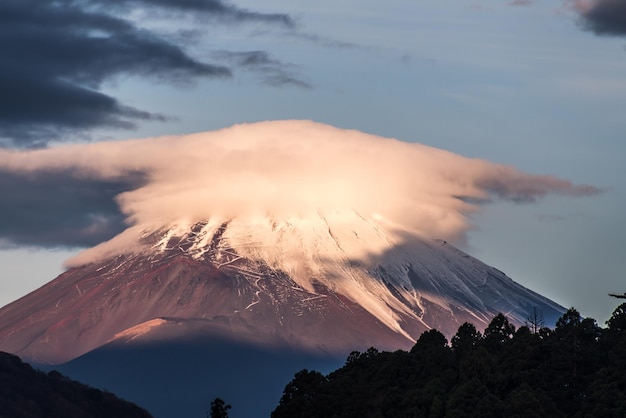 Vista panorámica de las montañas nevadas contra el cielo durante la puesta de sol