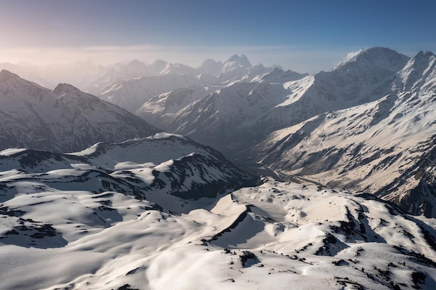 Vista panorámica de las montañas nevadas de la Gran Cordillera del Cáucaso al amanecer Mt Elbrus región Rusia