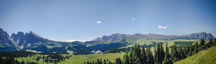 Foto vista panorámica de las montañas en el parque natural de dolomiti di sesto