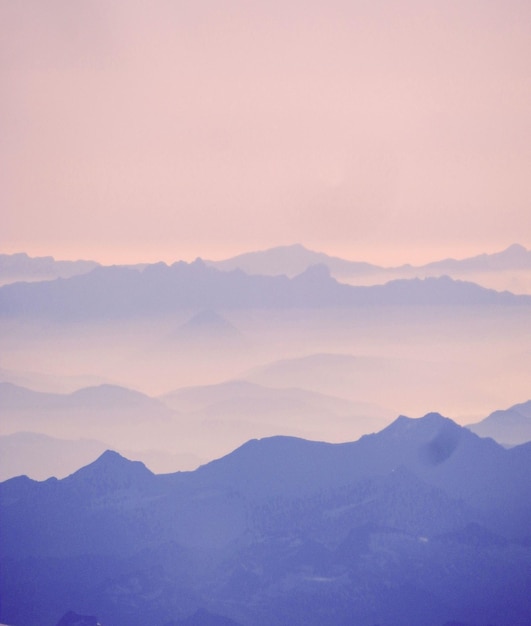 Vista panorámica de las montañas durante la puesta de sol