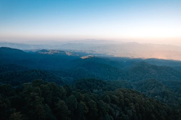 Vista panorámica de las montañas durante la puesta de sol