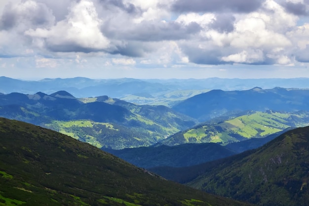 Vista panorámica de las montañas rocosas de los Cárpatos Ucrania Hermosa vista de la cordillera montenegrina