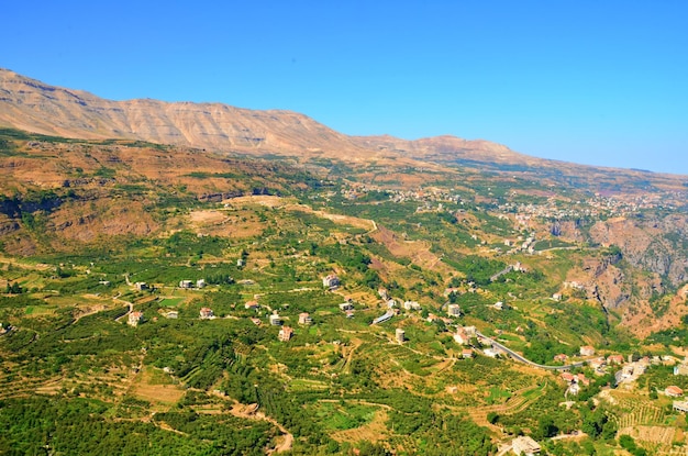 Vista panorámica de las montañas rocosas contra el cielo azul claro en un día soleado