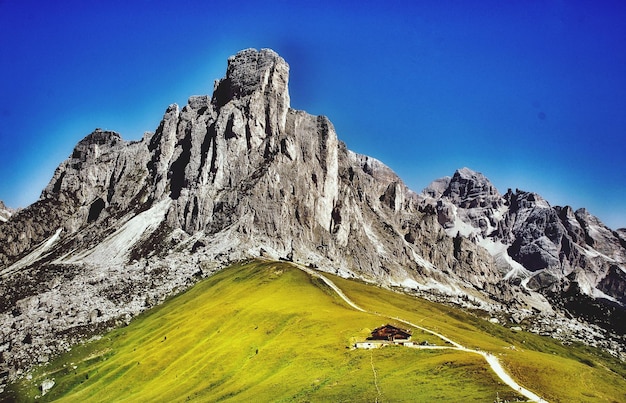 Foto vista panorámica de las montañas rocosas contra el cielo azul claro