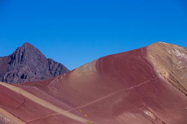 Foto vista panorámica de las montañas rocosas contra el cielo azul claro