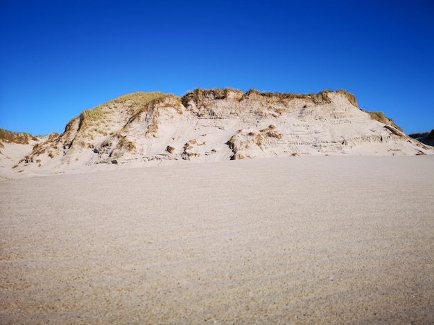 Foto vista panorámica de las montañas rocosas contra el cielo azul claro