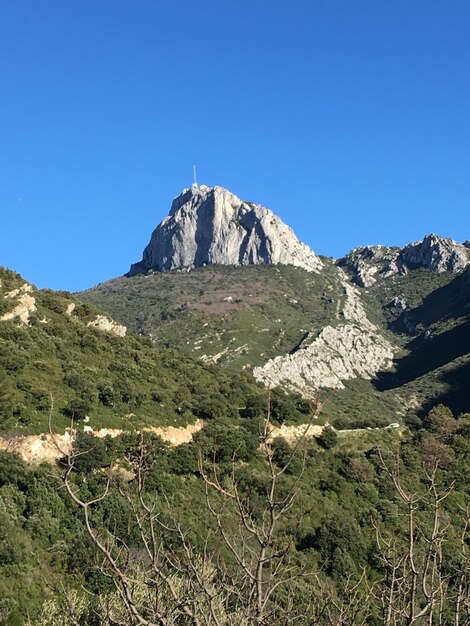 Foto vista panorámica de las montañas rocosas contra el cielo azul claro