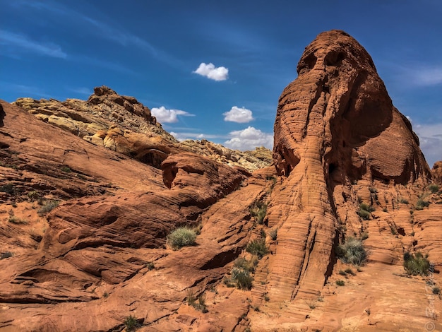 Vista panorámica de las montañas rocosas contra el cielo azul