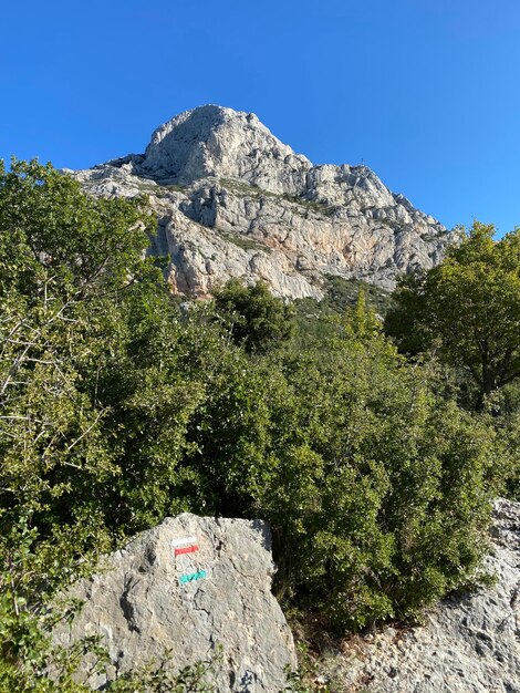 Foto vista panorámica de las montañas rocosas contra un cielo despejado