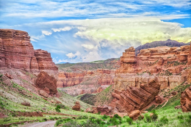 Vista panorámica de montañas rocosas contra el cielo nublado