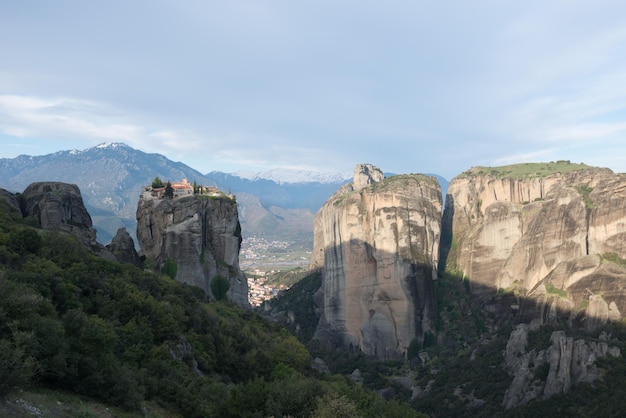 Vista panorámica de las montañas rocosas contra el cielo