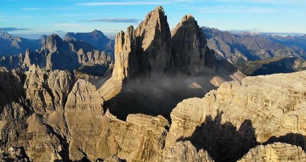 Foto vista panorámica de las montañas rocosas contra el cielo