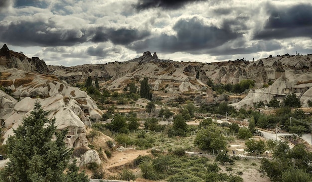 Foto vista panorámica de las montañas rocosas contra el cielo