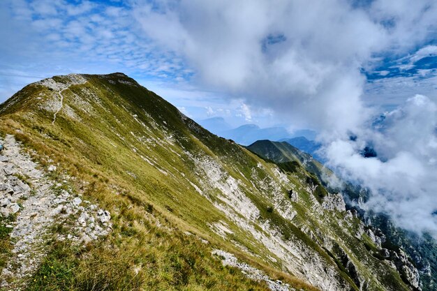 Foto vista panorámica de las montañas rocosas contra el cielo