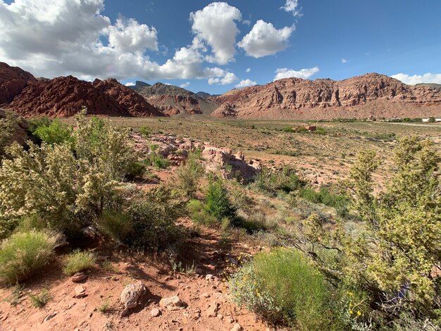 Vista panorámica de las montañas rocosas contra el cielo