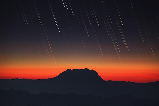 Vista panorámica de las montañas en silueta contra el cielo nocturno