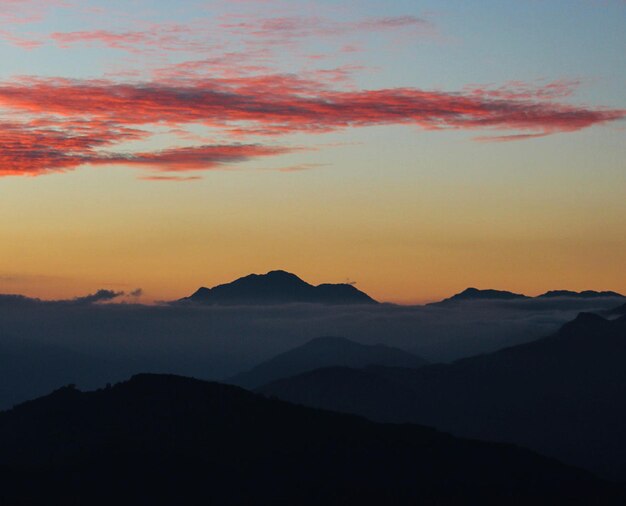 Vista panorámica de las montañas en silueta contra el cielo durante la puesta de sol