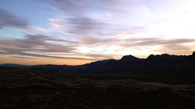 Vista panorámica de las montañas en silueta contra el cielo durante la puesta de sol