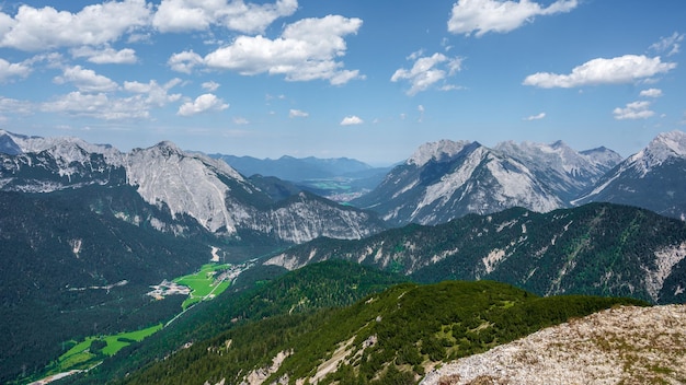 Vista panorámica de las montañas en Tirol Austria