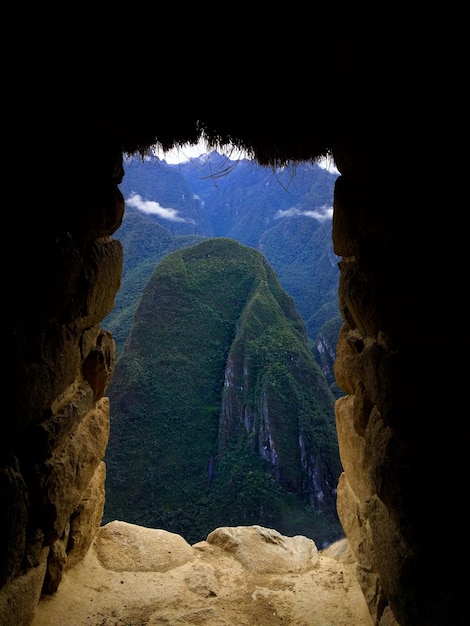 Foto vista panorámica de las montañas a través de la cueva