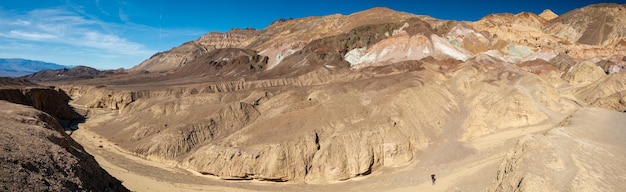 Vista panorámica de las montañas de varios colores en Artist Palette con vistas al Valle de la Muerte