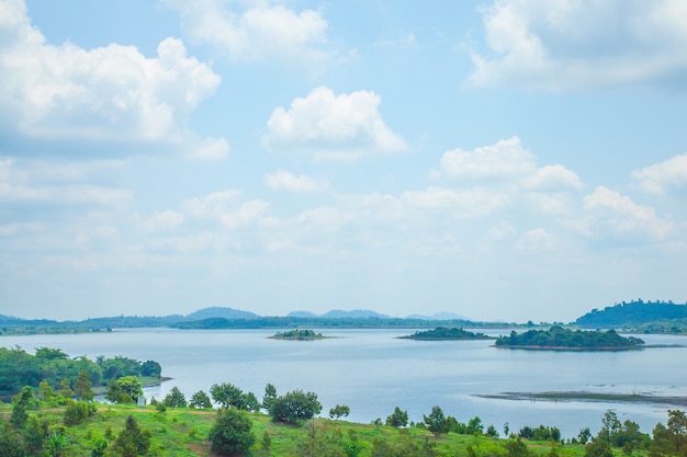 Vista panorâmica montanhas, ilhas e florestas.