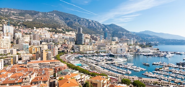 Vista panorámica de Monte Carlo del puerto y el horizonte de la ciudad de Mónaco