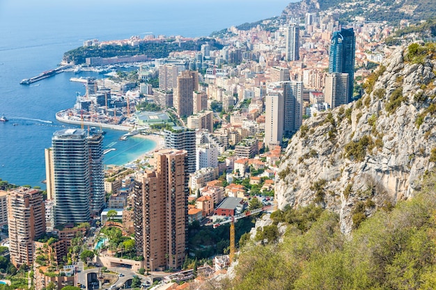 Vista panorámica de Monte Carlo del puerto y el horizonte de la ciudad de Mónaco