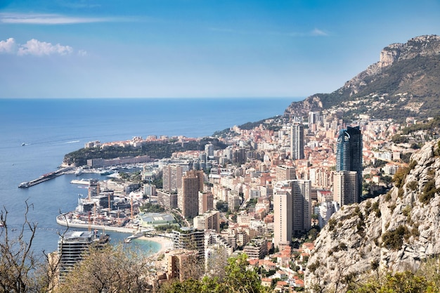 Vista panorámica de Monte Carlo del puerto y el horizonte de la ciudad de Mónaco
