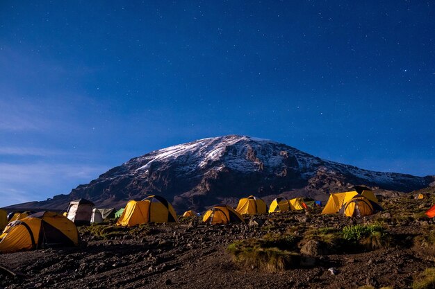 Vista panorámica del monte Kilimanjaro, Tanzania. Hermosa montaña en África.