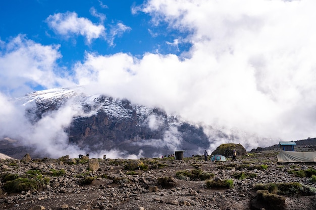 Vista panorámica del monte Kilimanjaro, Tanzania. Hermosa montaña en África.