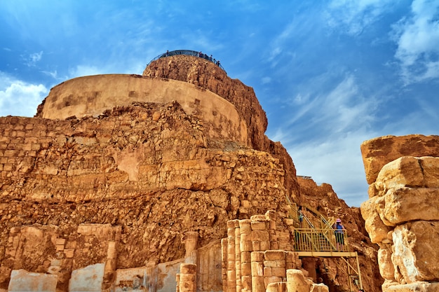 Vista panorámica del monte Masada en el desierto de Judea, cerca del Mar Muerto, Israel.