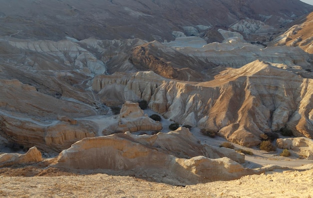 Vista panorámica de montículos de sal y rocas desde la plataforma de observación del Mar Muerto a 177 metros bajo el nivel del mar Vista panorámica de la costa del Mar Muerto de Israel Paisaje de las montañas del desierto Sodoma Gomorra
