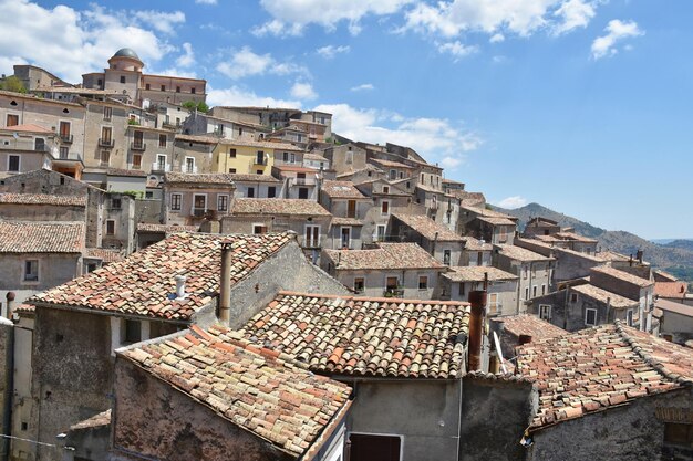 Foto vista panorámica de morano calabro, un pueblo de montaña en calabria, italia