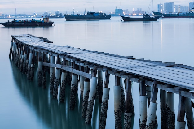 Vista panorámica del muelle y el río contra el cielo