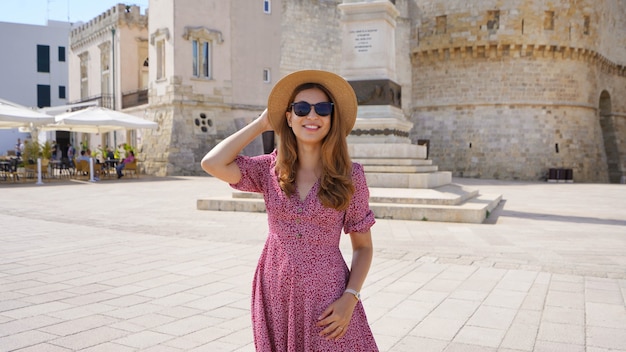 Vista panorámica de la mujer alegre de moda en Otranto, Salento, Italia