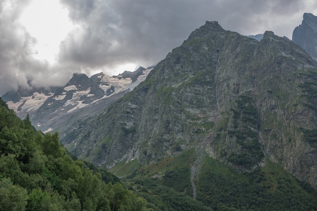 Vista panorâmica na cena de montanhas no Parque Nacional de Dombay, Cáucaso, na Rússia. Paisagem de verão, clima ensolarado e dia ensolarado