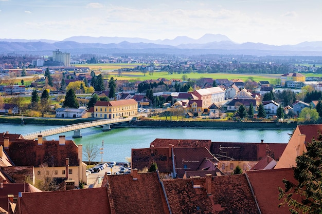 Vista panorâmica na cidade velha de Ptuj e no Rio Drava, na Eslovénia. Arquitetura na Eslovênia. Viajar por