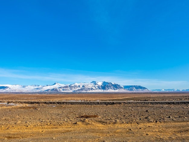 Vista panorâmica natural de montanhas e campo na temporada de inverno na Islândia