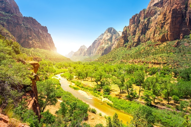 Vista panorámica de la naturaleza virgen del Parque Nacional Zion