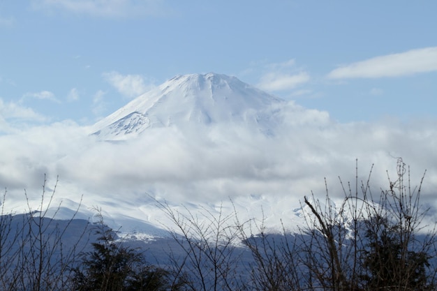 Vista panorámica del nevado monte Fuji contra el cielo