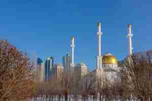 Foto vista panorámica de la nieve blanca con cúpula dorada moderna de la mezquita nurastana de astana, kazajstán