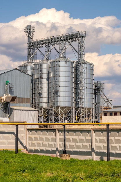 Vista panorâmica no elevador do celeiro de silos agro na planta de fabricação de agroprocessamento para processamento de limpeza de secagem e armazenamento de cereais e grãos de farinha de produtos agrícolas