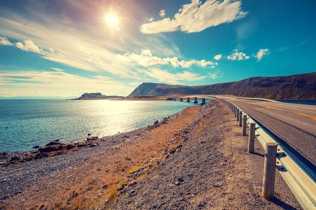 Vista panorâmica no fiorde com ponte Bela natureza Noruega Mageroya ilha O caminho para Nordkapp