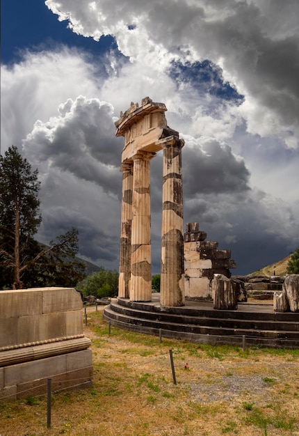 Vista panorâmica no templo athena pronaia entre as montanhas em delphi, grécia contra um céu tempestuoso