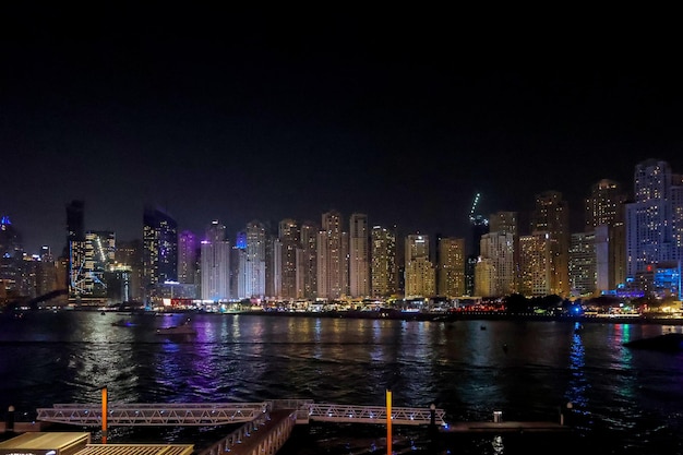 Vista panorámica por la noche del distrito comercial de la bahía