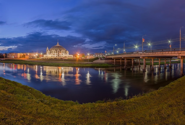 Vista panorámica nocturna de Tula sobre el río Upa y el Museo de Armas