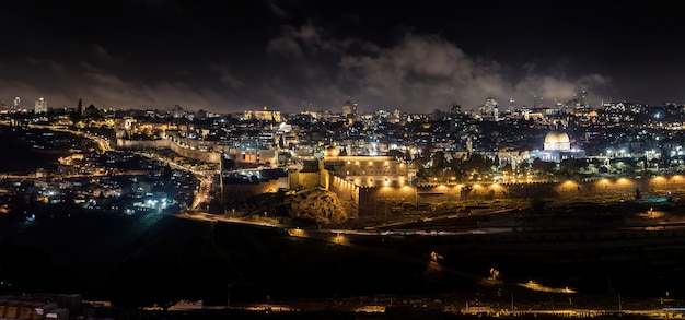 Vista panorâmica noturna da cidade de Jerusalém