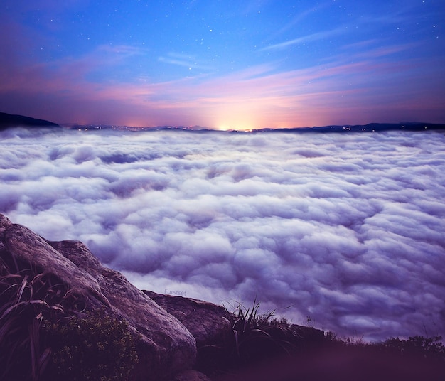 Vista panorámica de las nubes contra el cielo durante la puesta de sol